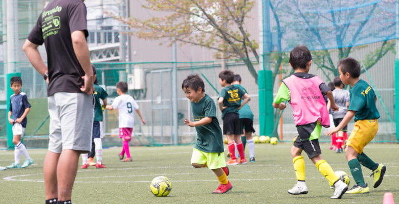 サッカーをする子供